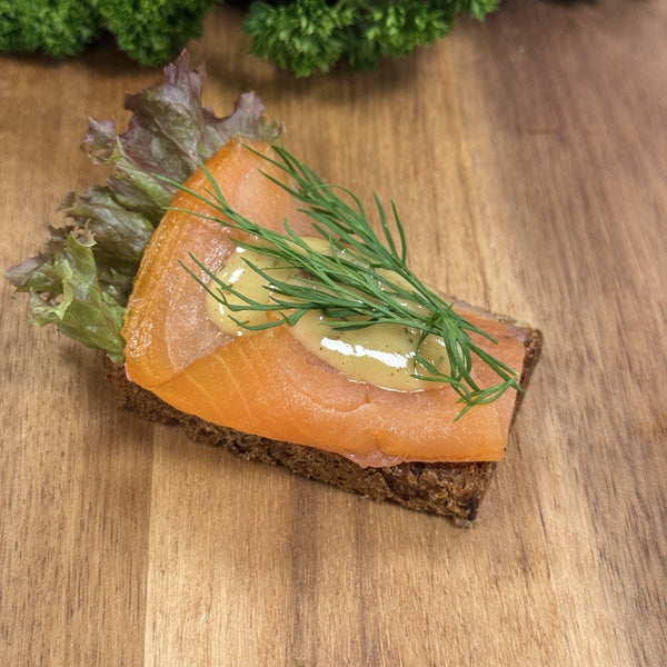 Kanapé med kallrökt lax & hovmästarsås